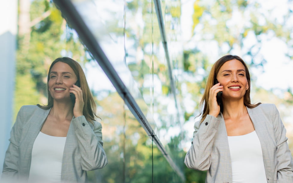 Geschäftsfrau Telefoniert Am Smartphone Vor Einer Glasfassade