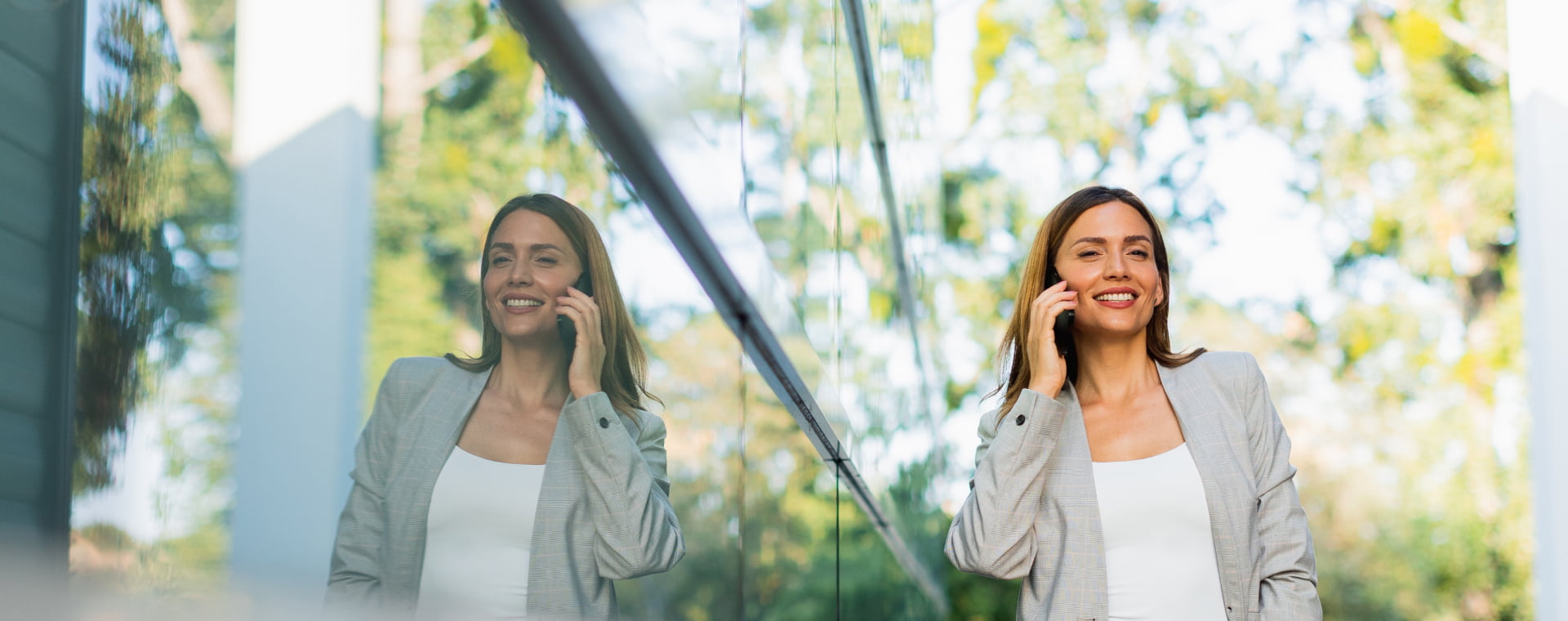 Geschäftsfrau Telefoniert Am Smartphone Vor Einer Glasfassade
