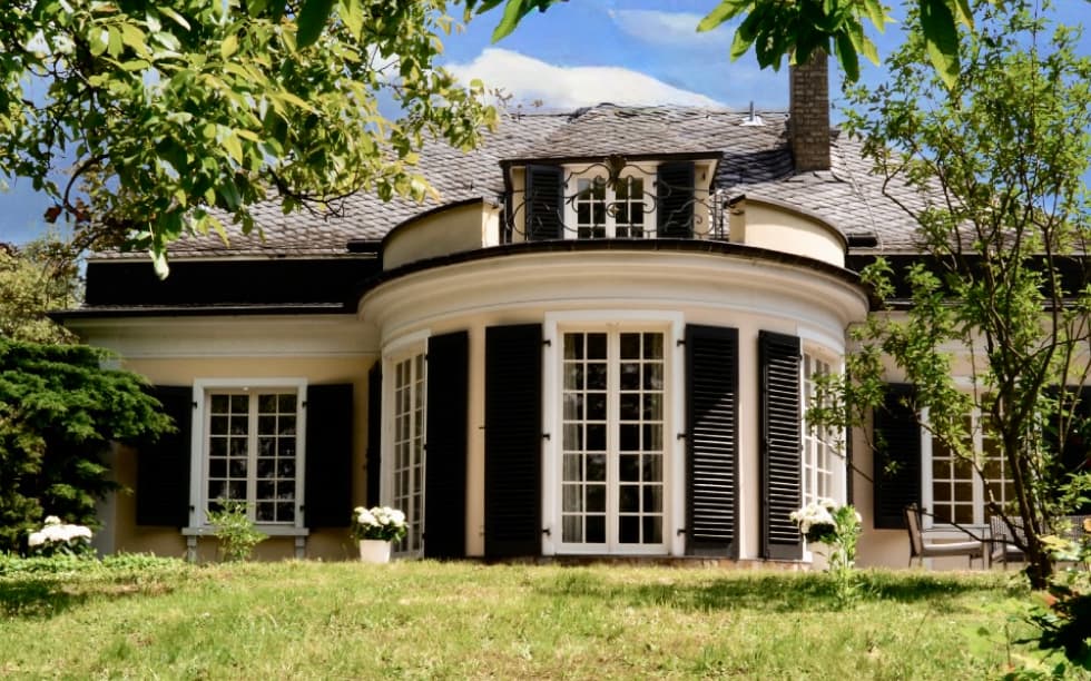 Klassisches Landhaus Mit Rundem Erker Und Garten