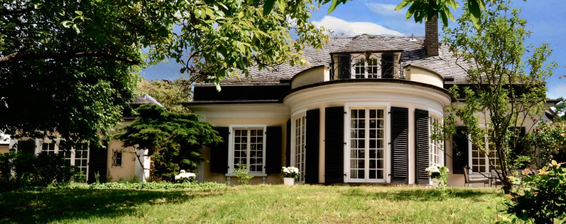 Klassisches Landhaus Mit Rundem Erker Und Garten