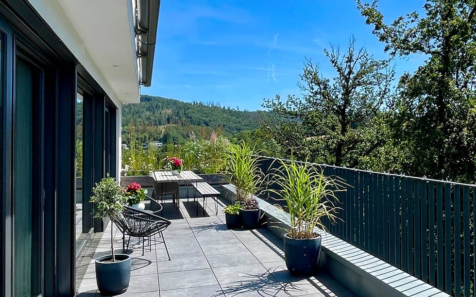 Terrasse Mit Blick Auf Hügel Und Landschaft