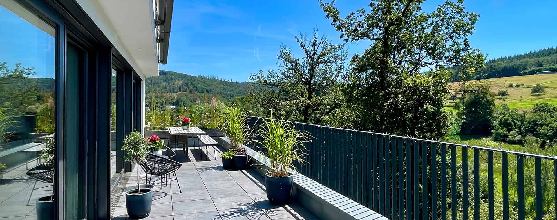 Terrasse Mit Blick Auf Hügel Und Landschaft