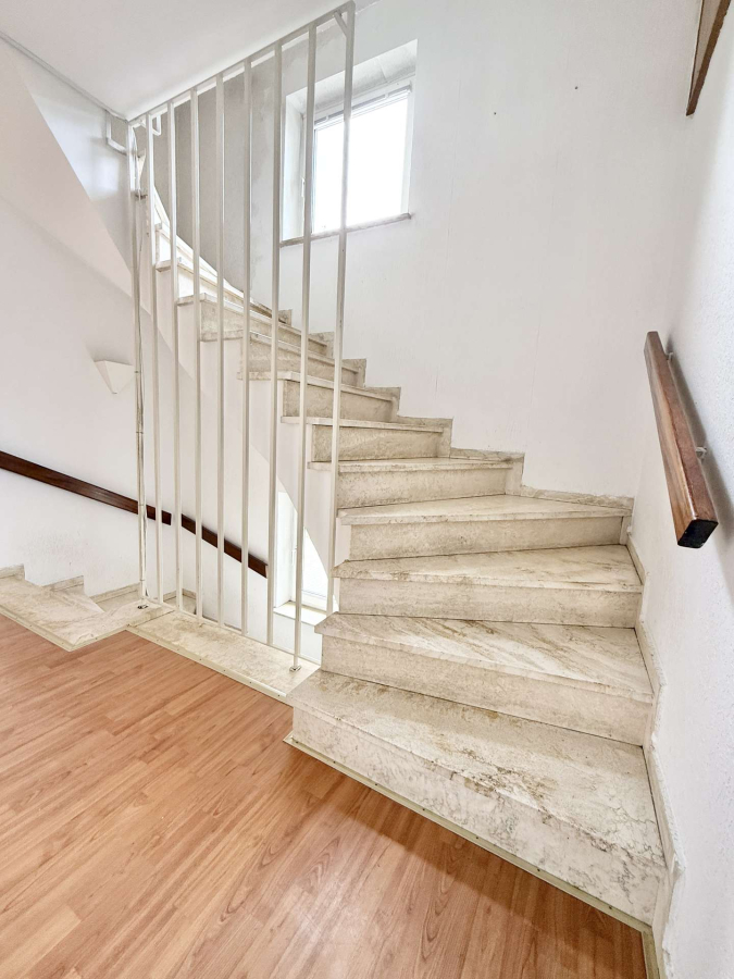 BREITE TREPPE ZUM OG UND DG