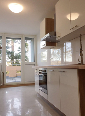 ZUGREIFEN! 105 m² TOP SANIERTE HELLE 3-ZI.-WHG. MIT NEUER EBK UND BALKON INKL TIEFGARAGENSTELLPLATZ!, 65232 Taunusstein, Etagenwohnung