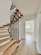 Schöne Treppe - NEUWERTIGES TOLLES REIHENMITTELHAUS BJ. 2023 MIT WÄRMEPUMPE & EINBAUKÜCHE IN BESTLAGE VON GRIESHEIM