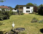 Ansicht Von Der Gartenseite - GEORGENBORN! FREISTEHENDES FAMILIENDOMIZIL AM WALDRAND MIT WUNDERSCHÖNEM GARTEN EBK GARAGE