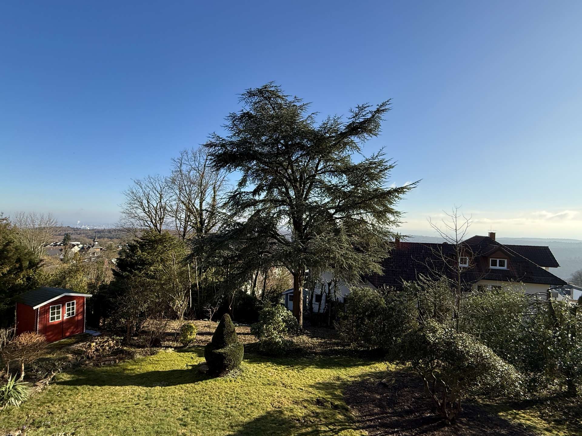 WOHNEN IM LANDHAUSSTIL MIT FERNBLICK UND GARTEN IN TOPLAGE VON GEORGENBORN