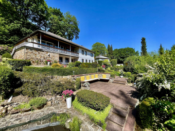 ZWEI FREIGESTELLTE HÄUSER MIT EIGENER AUFFAHRT IN TOPLAGE VON GEORGENBORN, 65388 Schlangenbad Georgenborn, Einfamilienhaus