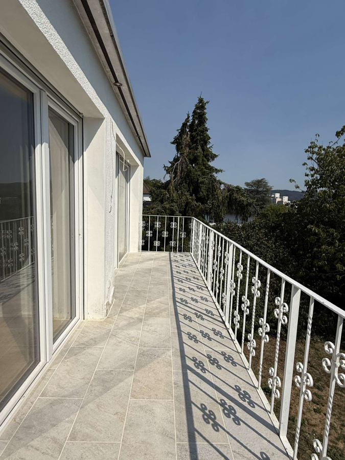 GROSSER BALKON MIT AUSBLICK