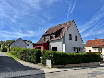 CHARMANTES FREISTEHENDES EINFAMILIENHAUS MIT SCHÖNEM GARTEN UND GARAGE, 65329 Hohenstein, Einfamilienhaus