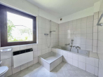 Mit Dusche Und Badewanne - CHARMANTES FREISTEHENDES EINFAMILIENHAUS MIT SCHÖNEM GARTEN UND GARAGE