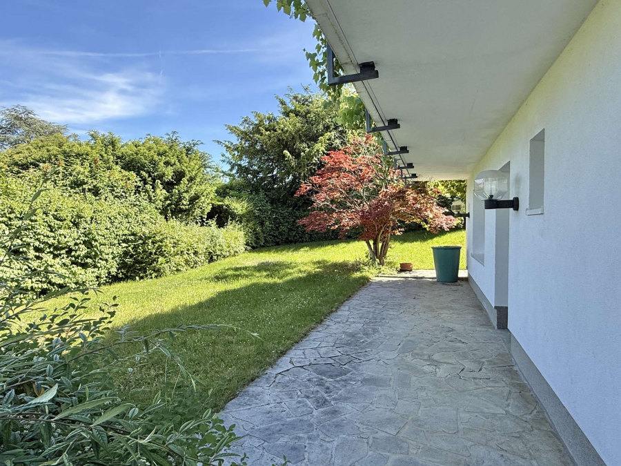 OSTTERRASSE UND GARTEN
