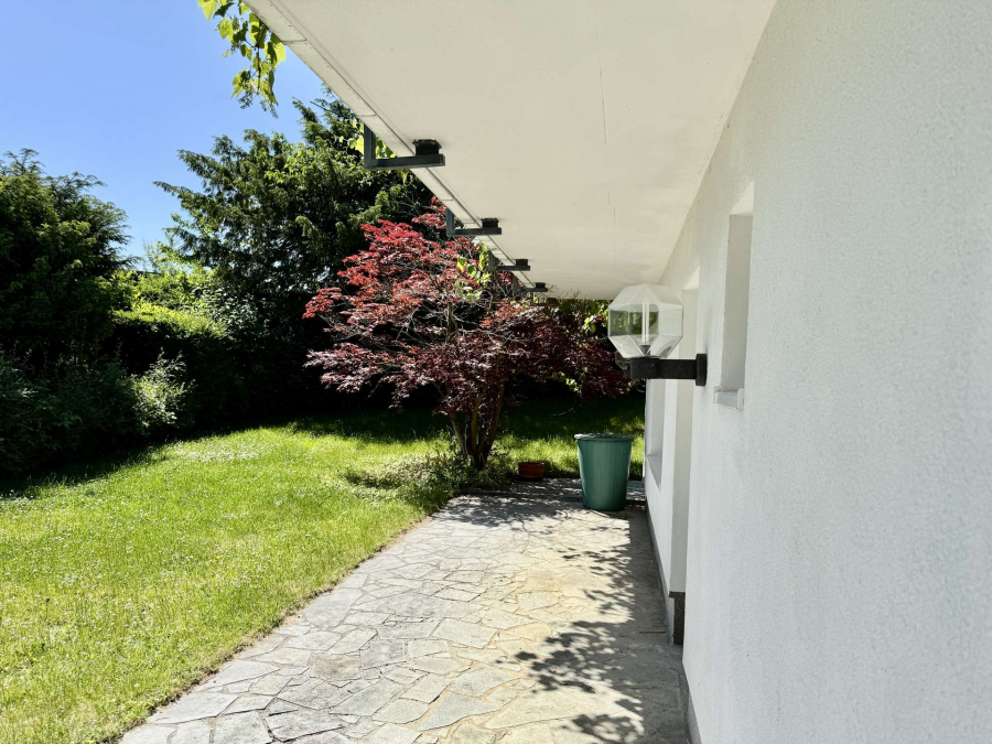 MIT ZUGANG ZUR OSTTERRASSE