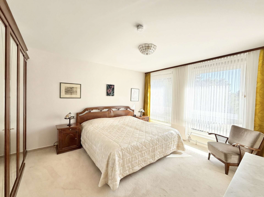 GERÄUMIGES SCHLAFZIMMER
