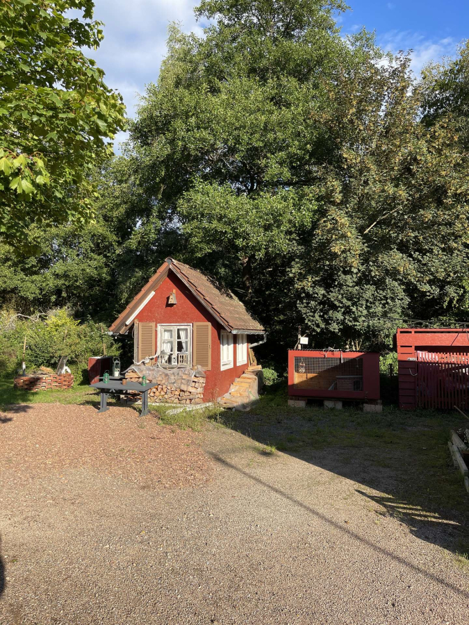 Gartenhaus mit Grillplatz