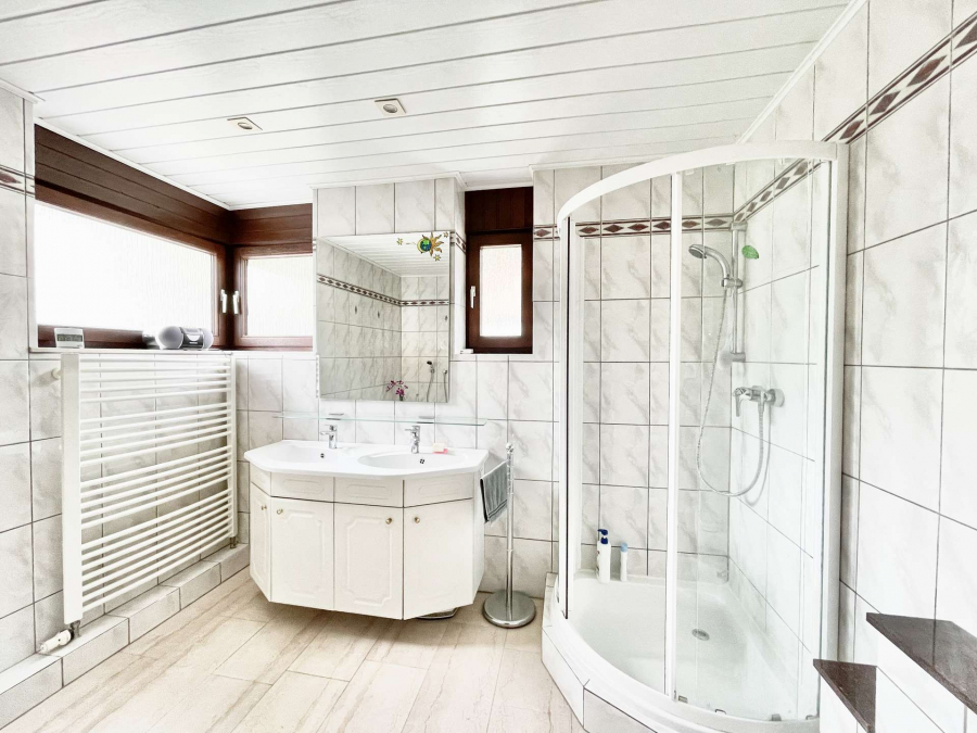 Tageslichtbad mit Dusche