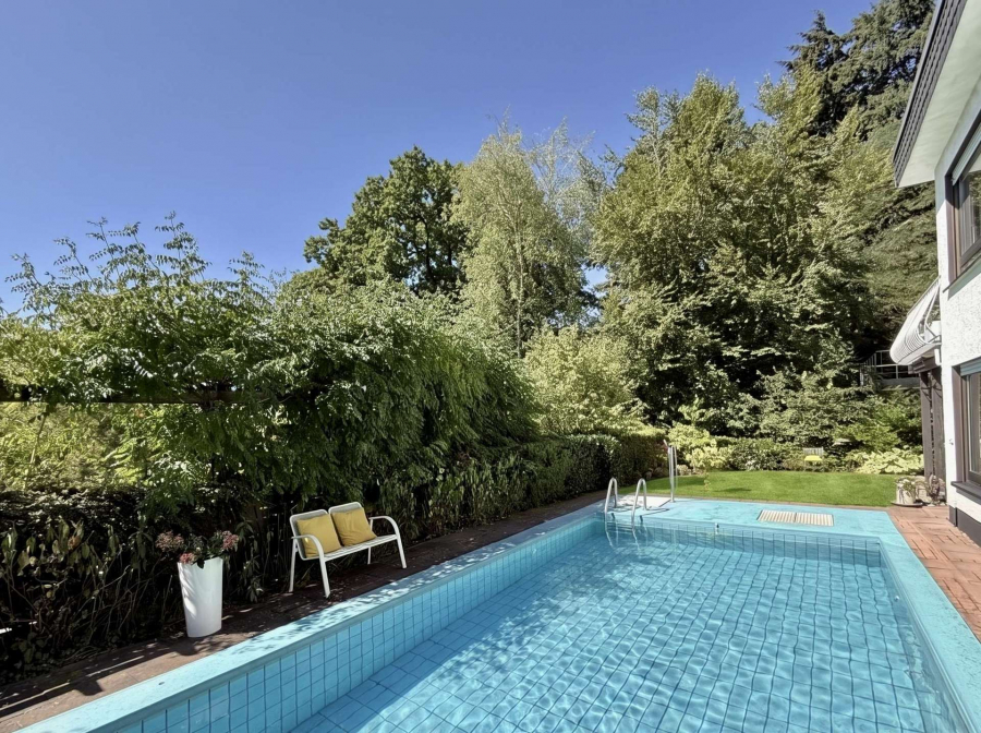 POOL IM IDYLLISCHEN GARTEN